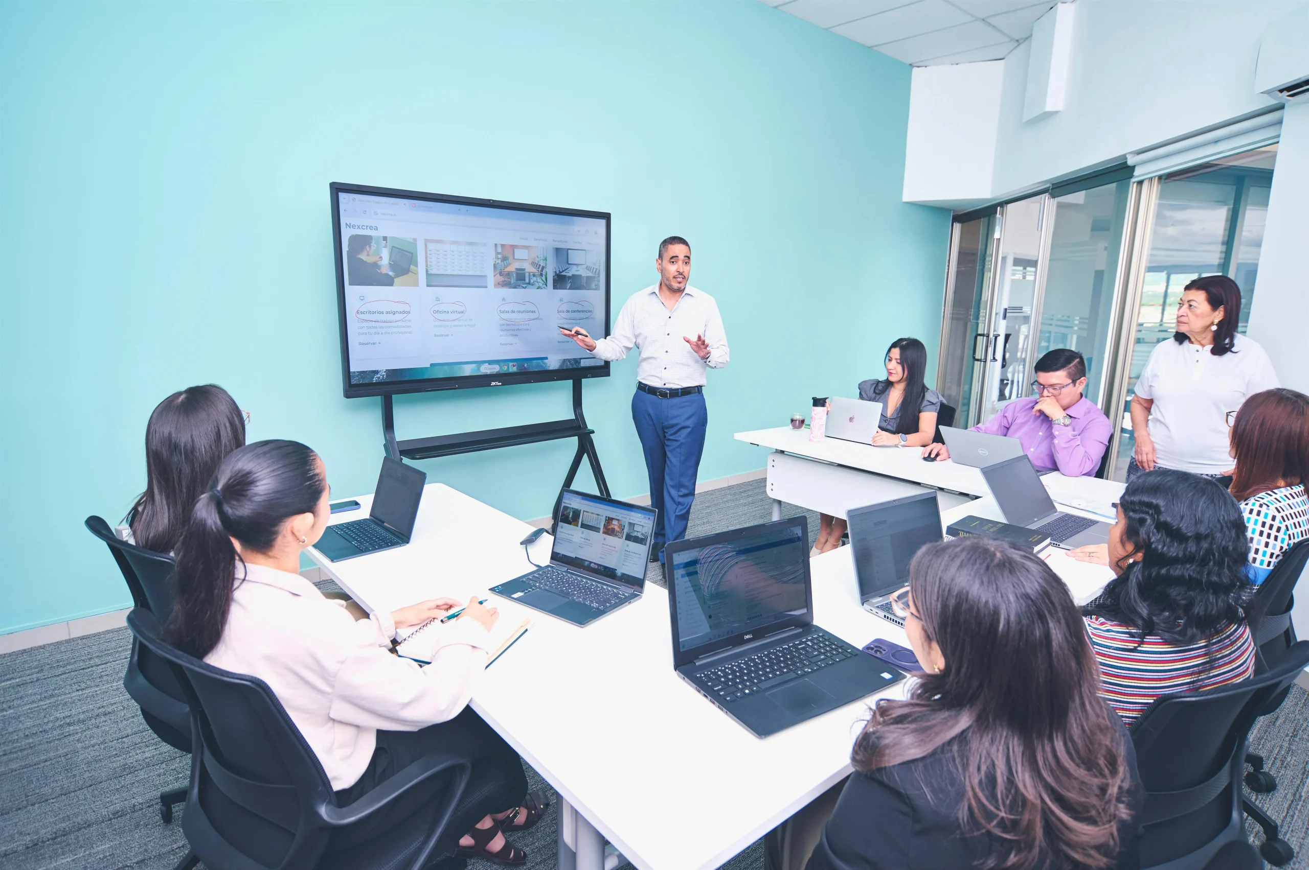 How Can You Select the Ideal Conference Table for Powerful Meetings?